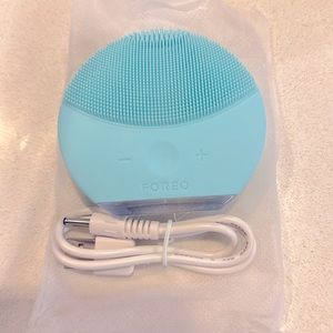 Foreo facial cleansing tool, still working very well. With charger.